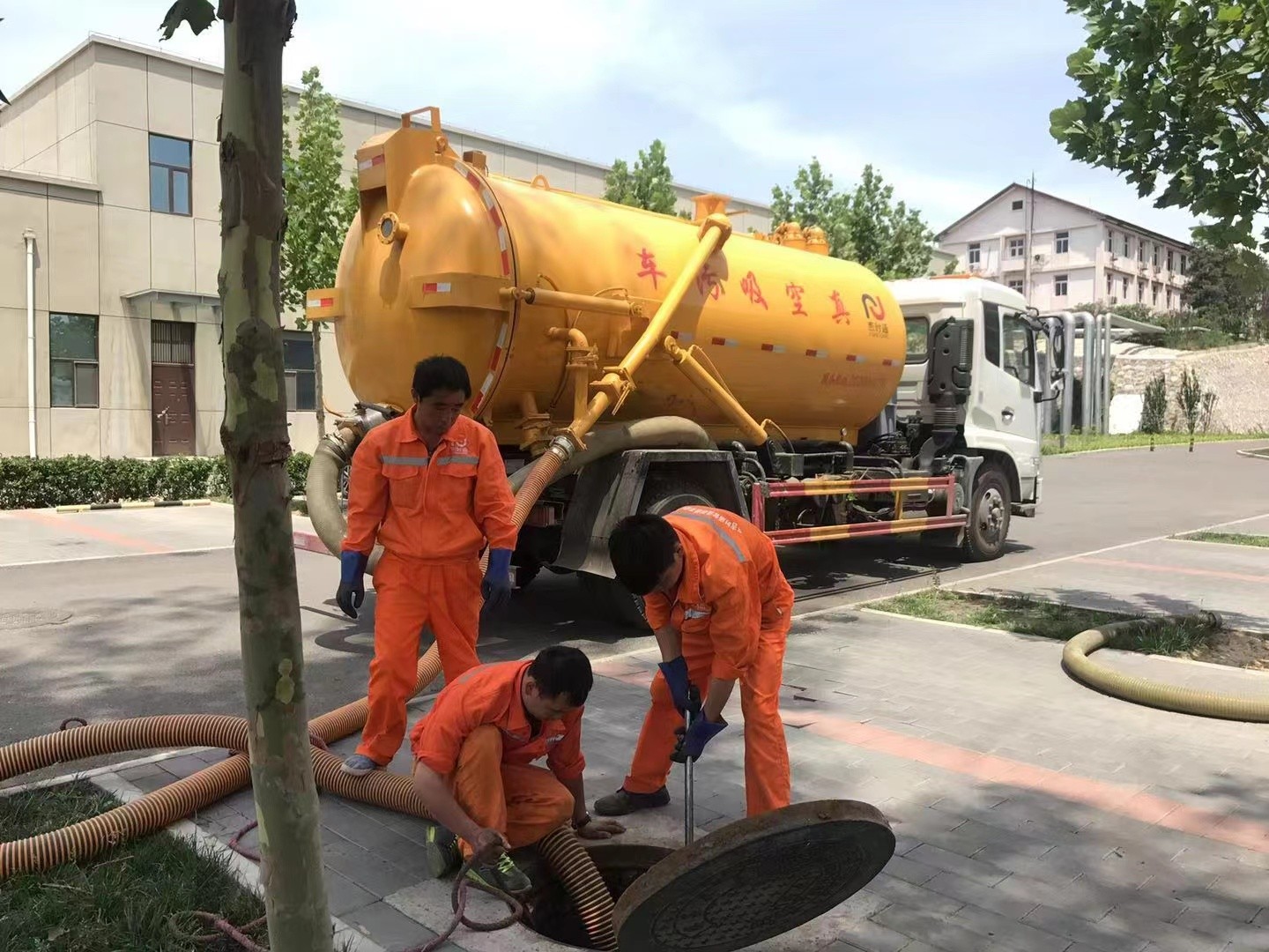 振兴管道疏通车停在窨井附近