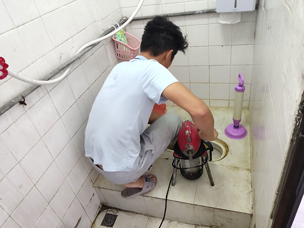 振兴管道堵塞冒臭气 专业师傅现场解决问题