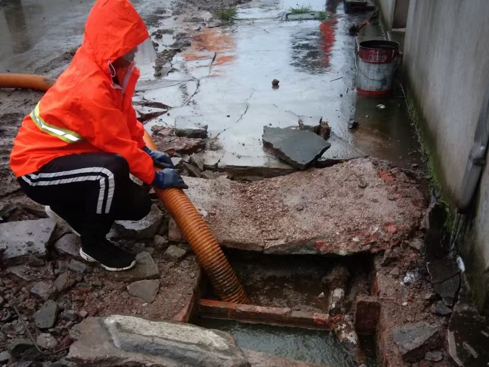 振兴专业清理污水池 炜誉市政以规范流程守护城市 “肠道”