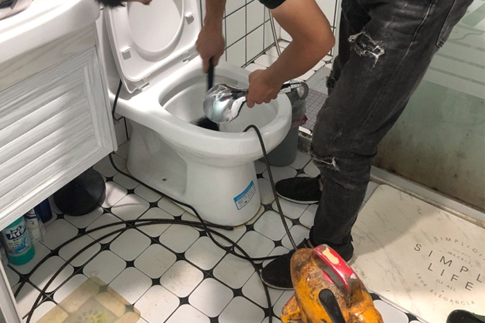 振兴马桶堵塞自己疏通还是找师傅?专业上门服务让你省时更省心